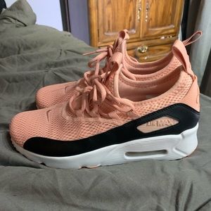 Woman’s airmax’s size 7